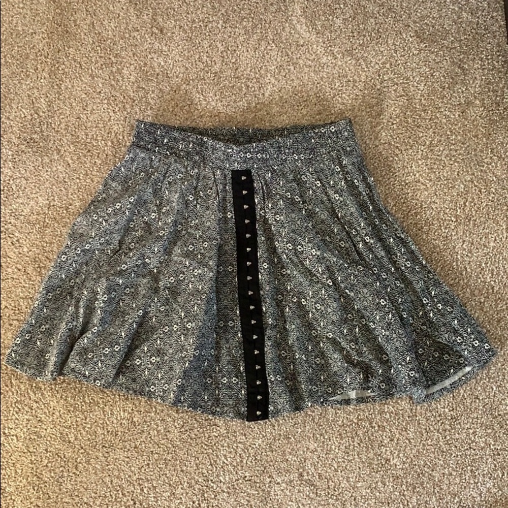 Clasp front pattern skirt